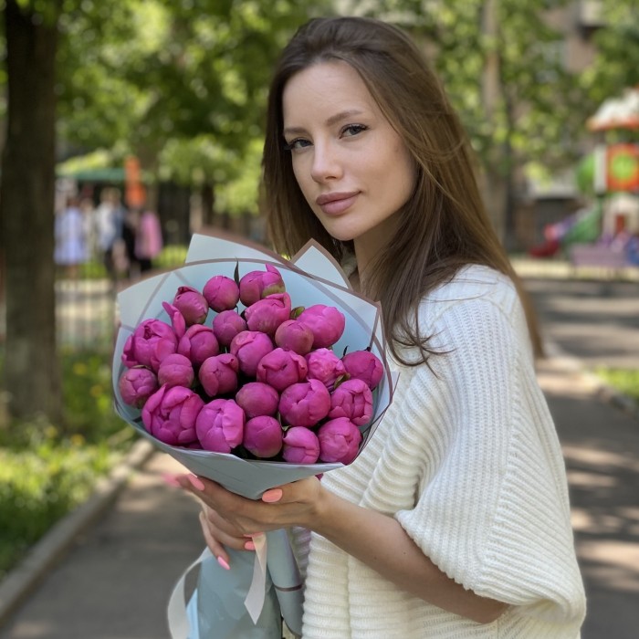 25 малиновых пионов